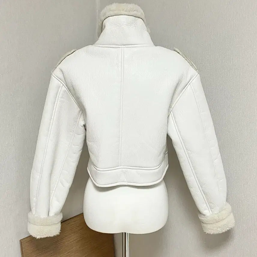 [BUNJANG] Mijemme White Crop Mustang / 미젬므 화이트 크롭 무스탕