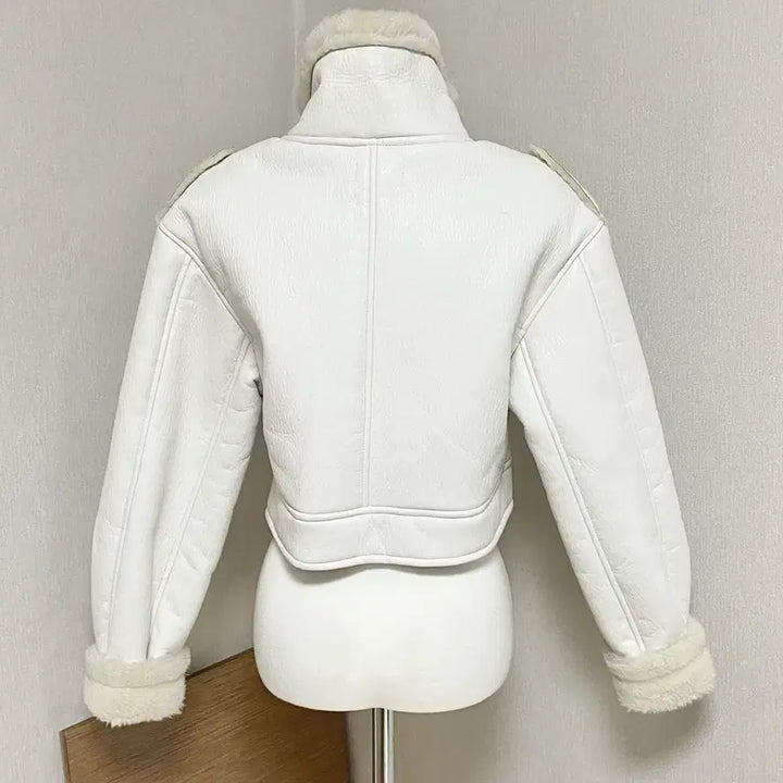 [BUNJANG] Mijemme White Crop Mustang / 미젬므 화이트 크롭 무스탕