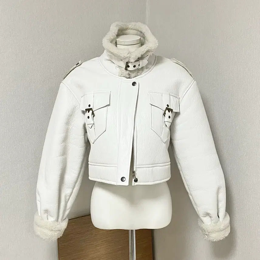 [BUNJANG] Mijemme White Crop Mustang / 미젬므 화이트 크롭 무스탕