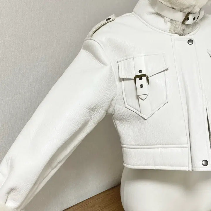 [BUNJANG] Mijemme White Crop Mustang / 미젬므 화이트 크롭 무스탕