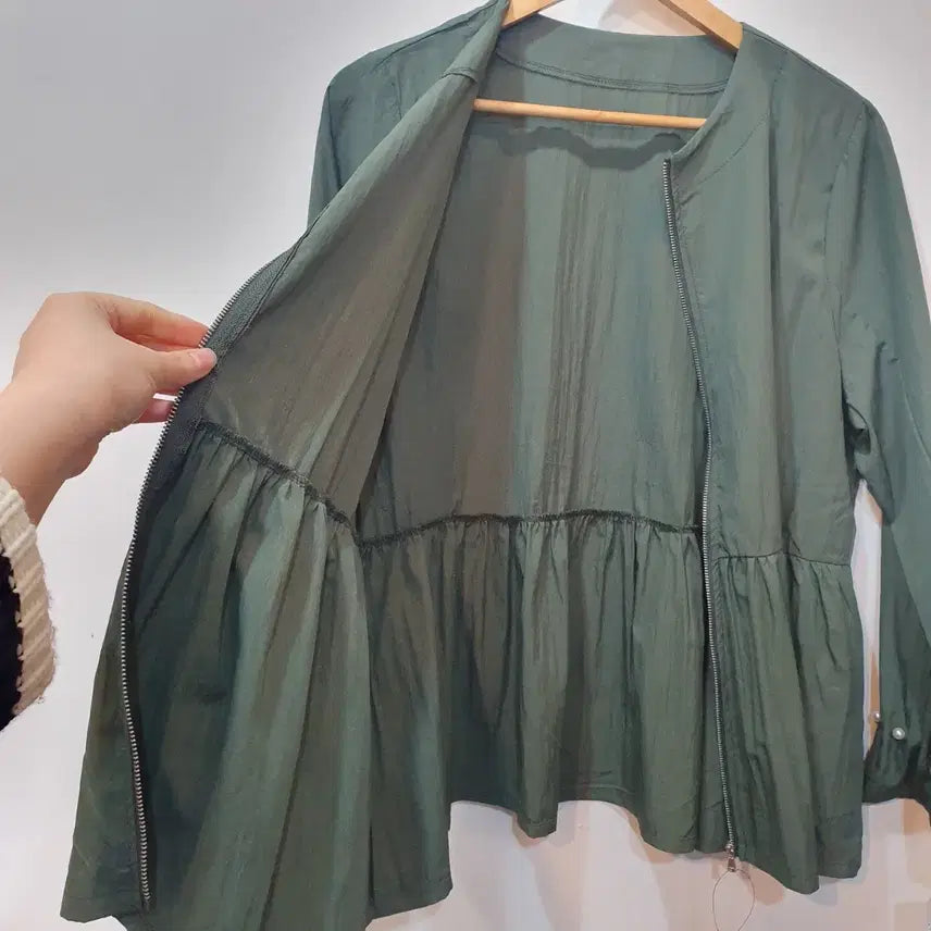 [BUNJANG] Green Pearl Frill Shirring Windbreaker Jacket / 그린 진주 소매 프릴 셔링 바람막이 자켓