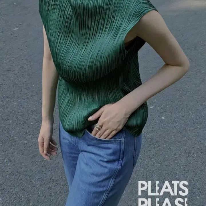 [BUNJANG] Pleats Please Sleeveless Tank Top / 플리츠플리즈 민소매 나시탑~