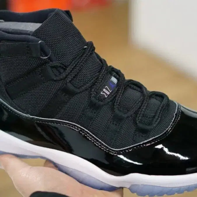 [BUNJANG] Nike Air Jordan 11 Space Jam Sneakers / 조던11 스잼 Man 250 나코탭 새상품