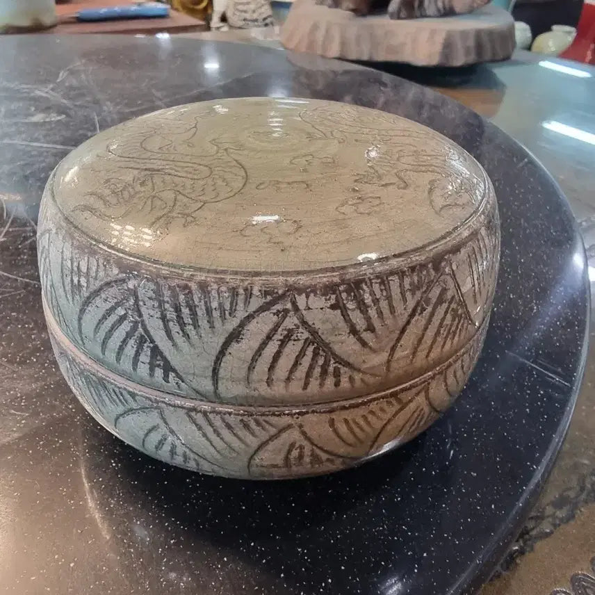 [BUNJANG] Celadon Porcelain Dragon Motif Box / 청자 음각 용문 합