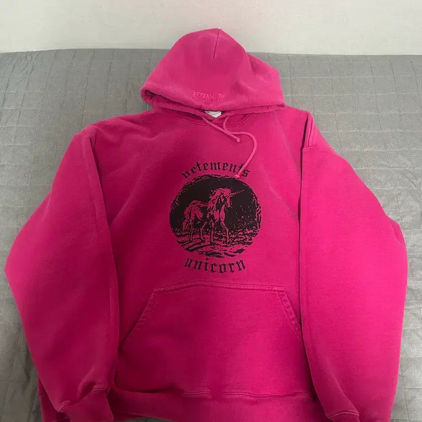 [BUNJANG] Vetements Unicorn Pink Hoodie / [M] 베트멍 더블 유니콘 핑크 후드 티셔츠