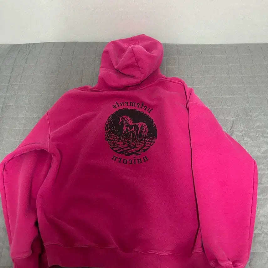 [BUNJANG] Vetements Unicorn Pink Hoodie / [M] 베트멍 더블 유니콘 핑크 후드 티셔츠
