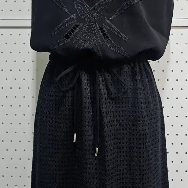 [BUNJANG] LINE Embroidered Mini Sleeveless Punching Long Dress / LINE민소매 자수원피스 펀칭 롱원피스