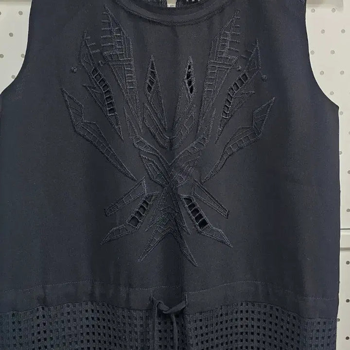 [BUNJANG] LINE Embroidered Mini Sleeveless Punching Long Dress / LINE민소매 자수원피스 펀칭 롱원피스