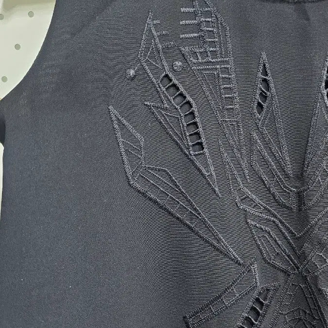 [BUNJANG] LINE Embroidered Mini Sleeveless Punching Long Dress / LINE민소매 자수원피스 펀칭 롱원피스