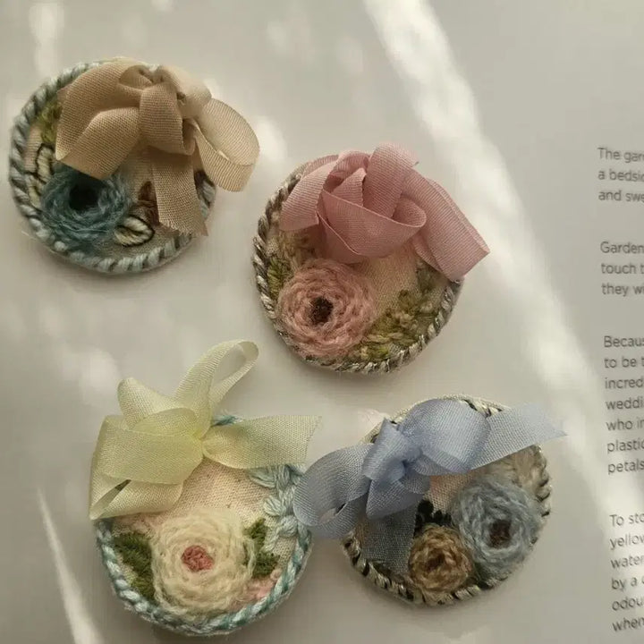 [BUNJANG] Handmade Silk Embroidered Pastel Ribbon Brooch / 핸드메이드 실크자수 브로치 파스텔리본 장식