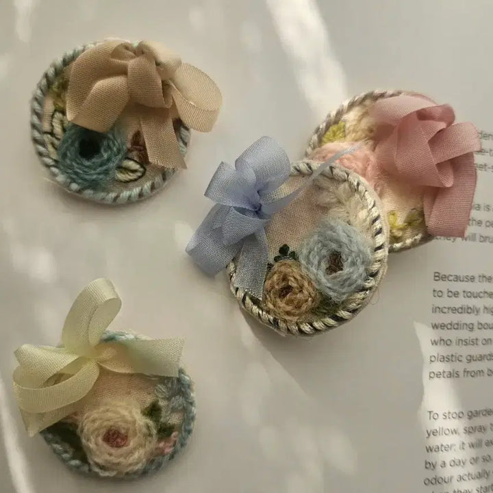 [BUNJANG] Handmade Silk Embroidered Pastel Ribbon Brooch / 핸드메이드 실크자수 브로치 파스텔리본 장식