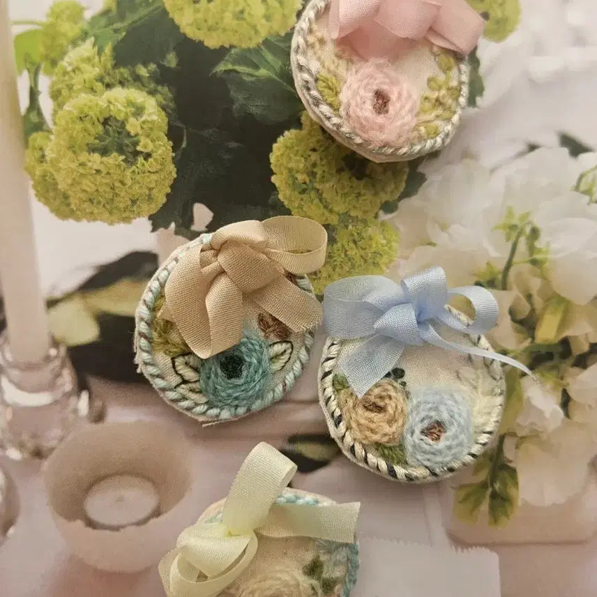 [BUNJANG] Handmade Silk Embroidered Pastel Ribbon Brooch / 핸드메이드 실크자수 브로치 파스텔리본 장식