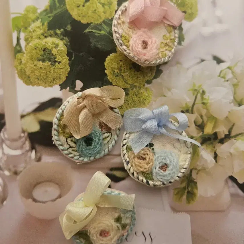 [BUNJANG] Handmade Silk Embroidered Pastel Ribbon Brooch / 핸드메이드 실크자수 브로치 파스텔리본 장식