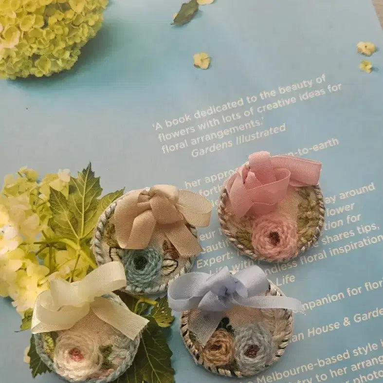 [BUNJANG] Handmade Silk Embroidered Pastel Ribbon Brooch / 핸드메이드 실크자수 브로치 파스텔리본 장식