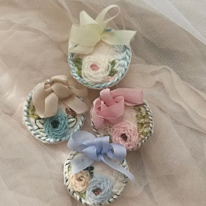 [BUNJANG] Handmade Silk Embroidered Pastel Ribbon Brooch / 핸드메이드 실크자수 브로치 파스텔리본 장식