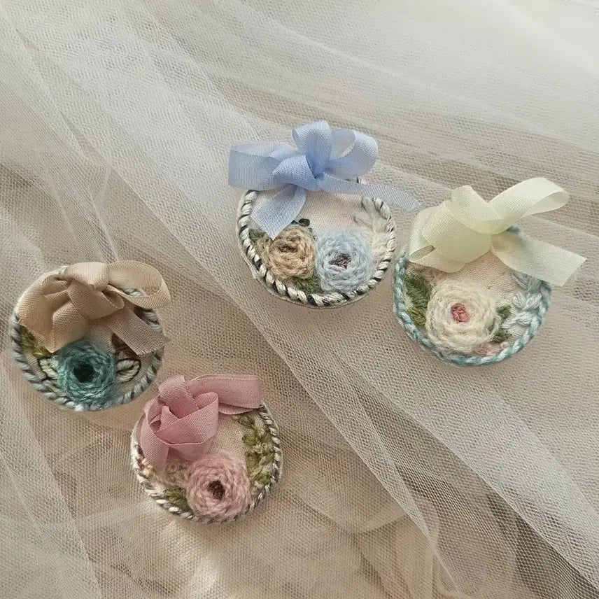[BUNJANG] Handmade Silk Embroidered Pastel Ribbon Brooch / 핸드메이드 실크자수 브로치 파스텔리본 장식