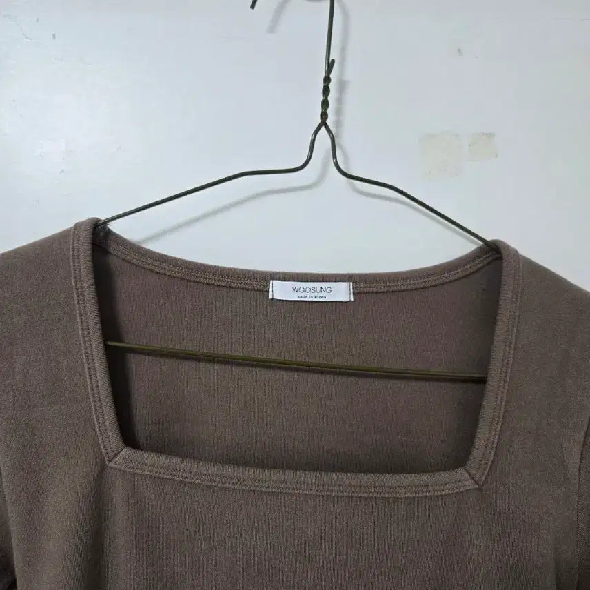 [BUNJANG] WOOSUNG Square Neck Long Sleeve Crop Top / WOOSIUNG 스퀘어넥 긴팔 티셔츠 브라운