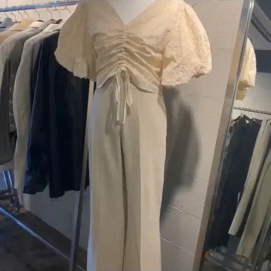 [BUNJANG] Miinne Flower Punching Puff Blouse / 미엔느 플라워펀칭 퍼프 블라우스