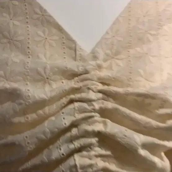 [BUNJANG] Miinne Flower Punching Puff Blouse / 미엔느 플라워펀칭 퍼프 블라우스