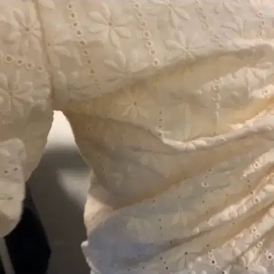 [BUNJANG] Miinne Flower Punching Puff Blouse / 미엔느 플라워펀칭 퍼프 블라우스
