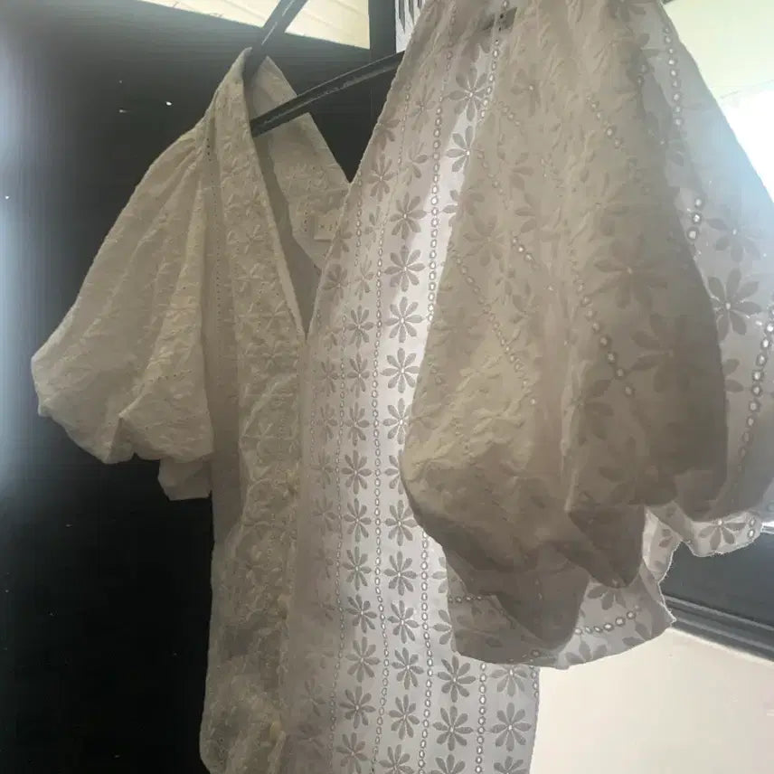 [BUNJANG] Miinne Flower Punching Puff Blouse / 미엔느 플라워펀칭 퍼프 블라우스