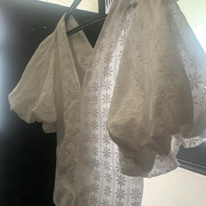[BUNJANG] Miinne Flower Punching Puff Blouse / 미엔느 플라워펀칭 퍼프 블라우스