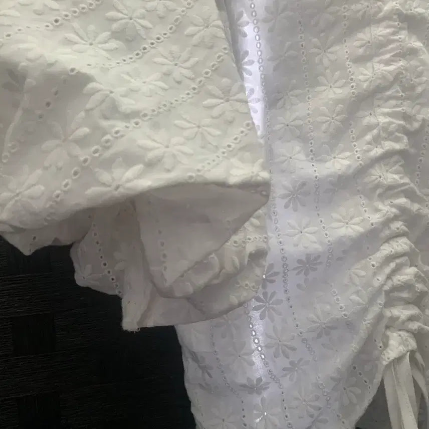 [BUNJANG] Miinne Flower Punching Puff Blouse / 미엔느 플라워펀칭 퍼프 블라우스