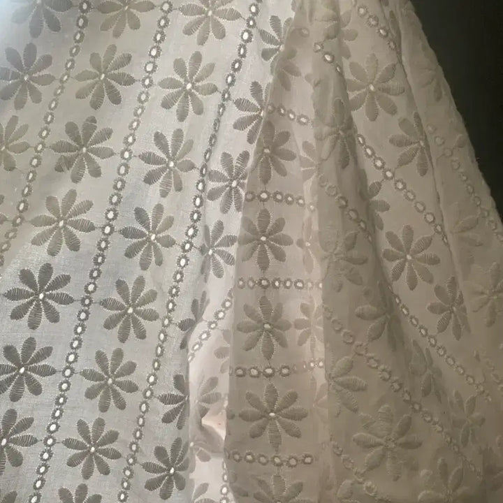 [BUNJANG] Miinne Flower Punching Puff Blouse / 미엔느 플라워펀칭 퍼프 블라우스