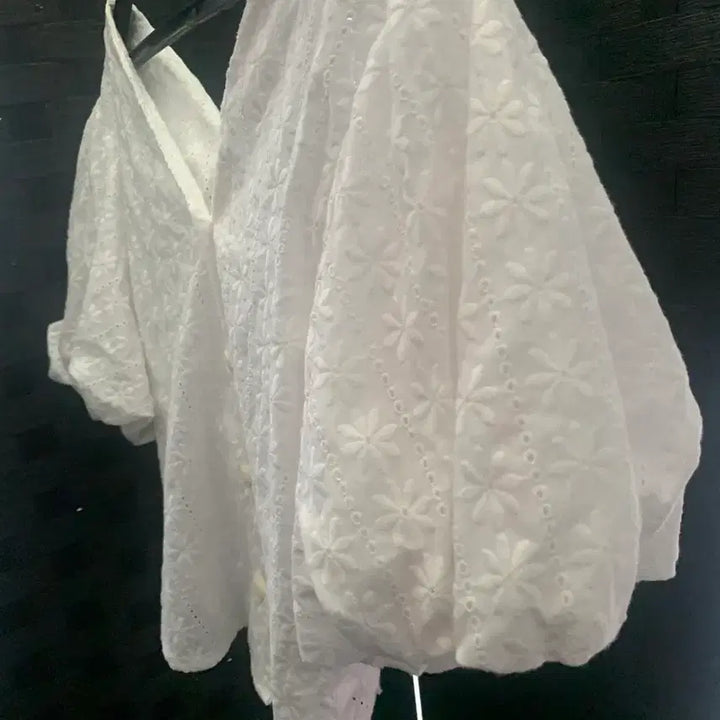 [BUNJANG] Miinne Flower Punching Puff Blouse / 미엔느 플라워펀칭 퍼프 블라우스