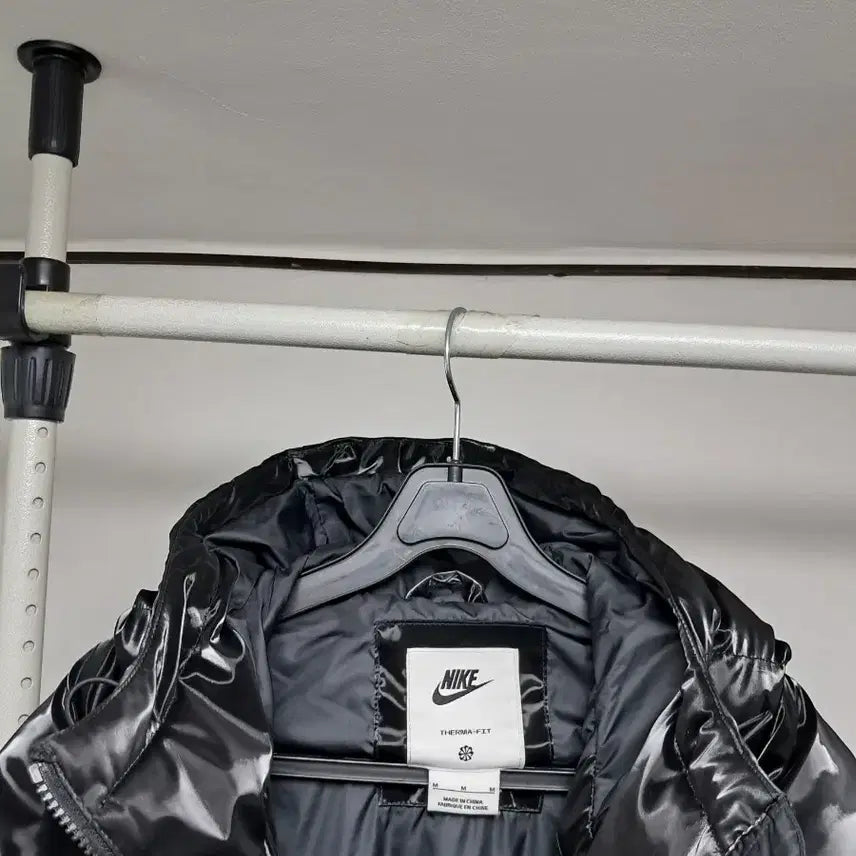 [BUNJANG] Nike THERMA-FIT Long Padded Jacket / 블랙 광택 롱 패딩 점퍼 나이키 공용 THERMA-FIT 롱패딩 블랙