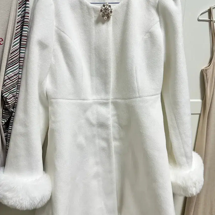 [BUNJANG] Evelyn Bijou Faux Fur Coat White / 새상품) 에블린 비쥬 퍼 코트 evelyn 스나계 그레일 화이트