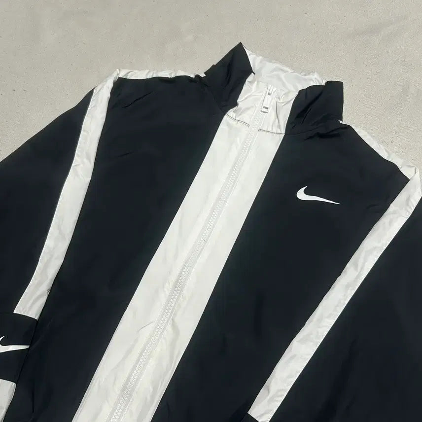 [SOLD OUT] M 나이키 화이트 블랙 배색 크롭 바람막이