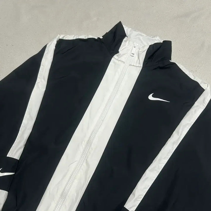 [SOLD OUT] M 나이키 화이트 블랙 배색 크롭 바람막이