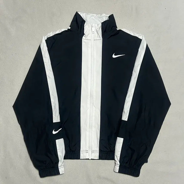 [SOLD OUT] M 나이키 화이트 블랙 배색 크롭 바람막이