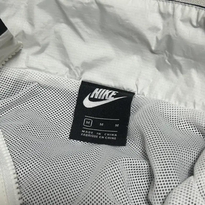 [SOLD OUT] M 나이키 화이트 블랙 배색 크롭 바람막이