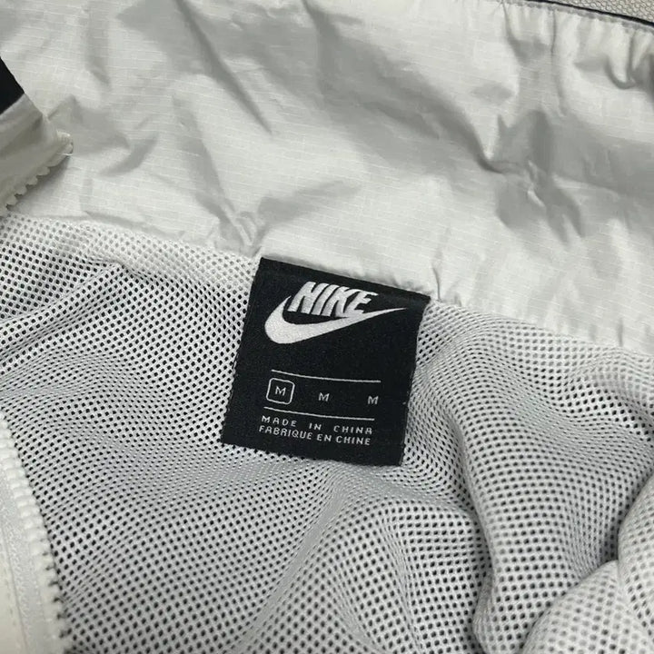 [SOLD OUT] M 나이키 화이트 블랙 배색 크롭 바람막이