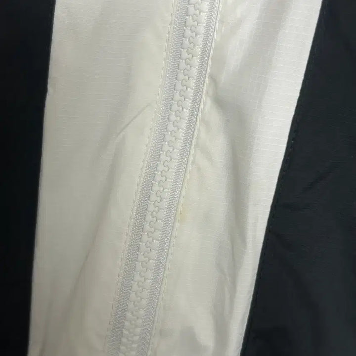 [SOLD OUT] M 나이키 화이트 블랙 배색 크롭 바람막이