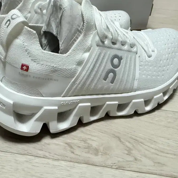 [SOLD OUT] (새제품)온러닝 클라우드스위프트4 235 런닝화