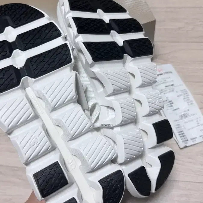 [SOLD OUT] (새제품)온러닝 클라우드스위프트4 235 런닝화