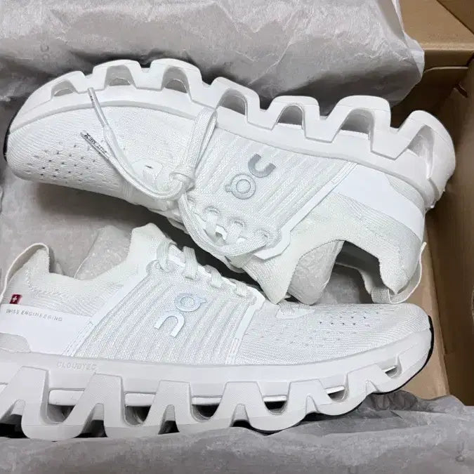 [SOLD OUT] (새제품)온러닝 클라우드스위프트4 235 런닝화