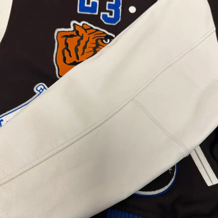 [BUNJANG] Supreme Tiger Varsity Jacket Brown / (L) 슈프림 타이거 바시티 자켓 브라운
