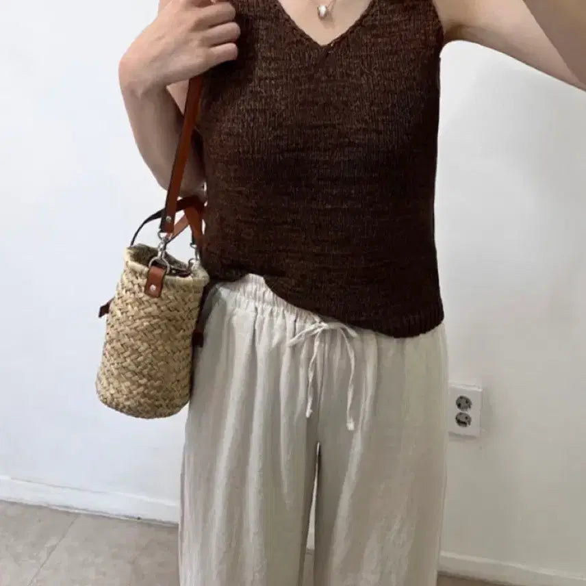[BUNJANG] V-Neck Sleeveless Top Brown / 양브이넥 시원한 나시 브라운
