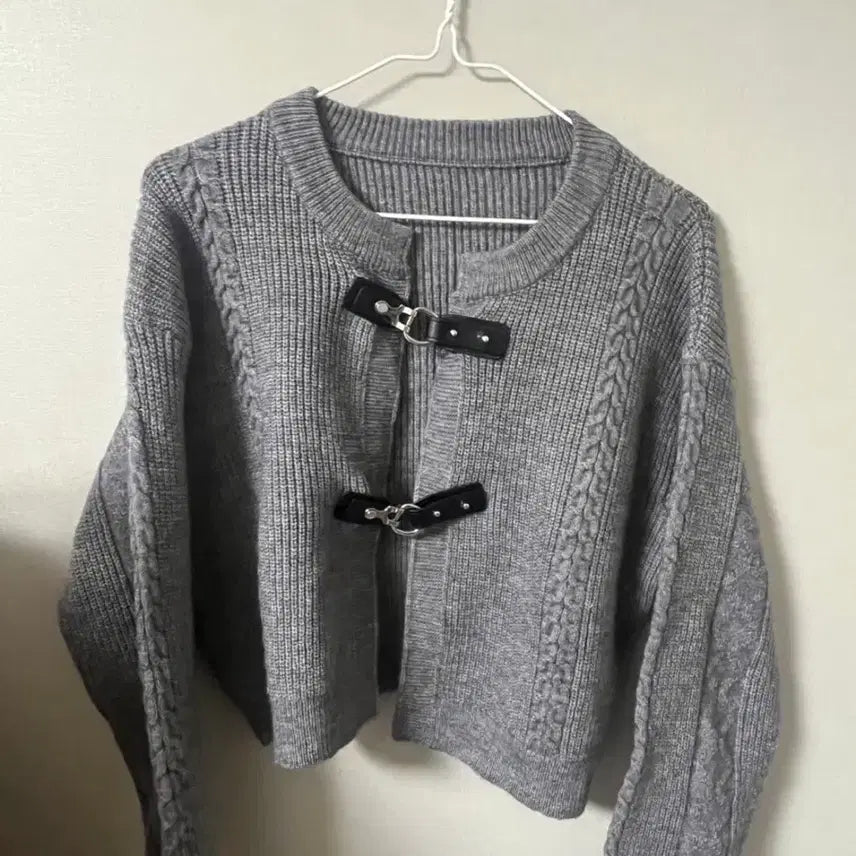 [BUNJANG] Grey Knit Cardigan with Buckle Closure / 회색 니트 가디건 버클 장식