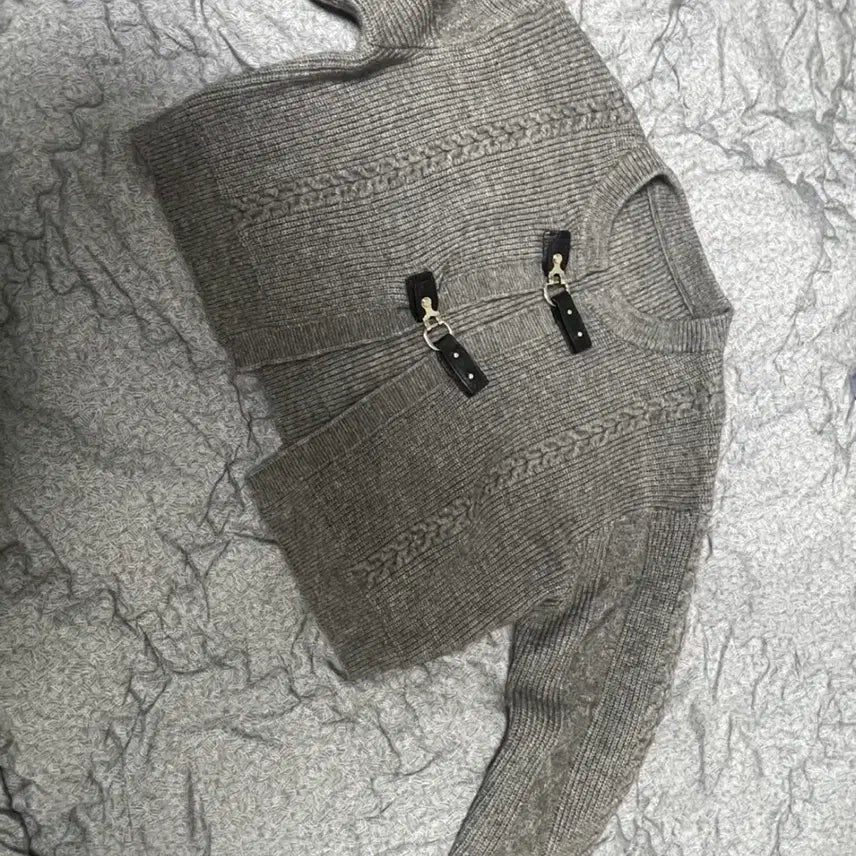 [BUNJANG] Grey Knit Cardigan with Buckle Closure / 회색 니트 가디건 버클 장식