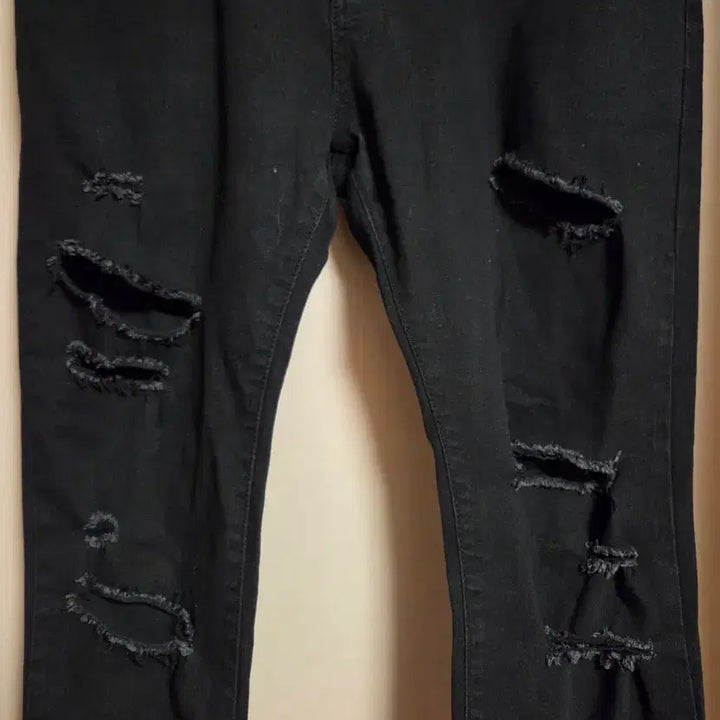 [SOLD OUT] 블랙 데미지 크롭 청바지