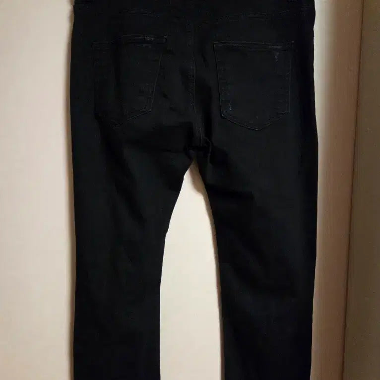 [SOLD OUT] 블랙 데미지 크롭 청바지