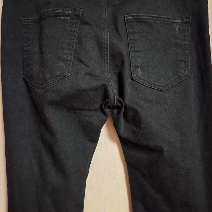 [SOLD OUT] 블랙 데미지 크롭 청바지