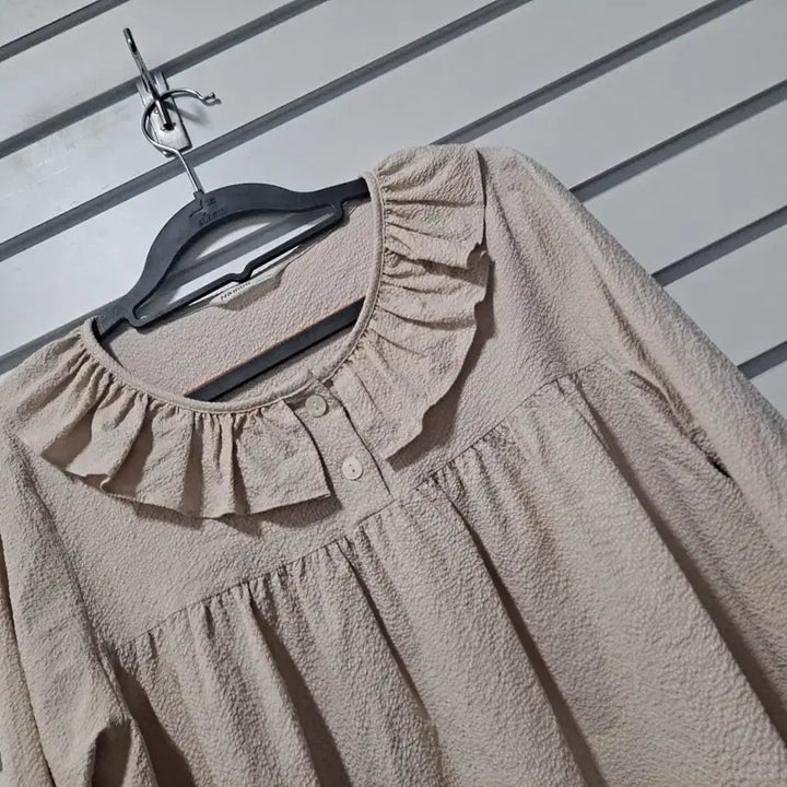 [BUNJANG] Unbranded Beige Ruffle Blouse (Size 77) / 여성 베이지 프릴배색 블라우스/77/옷장꾸미기