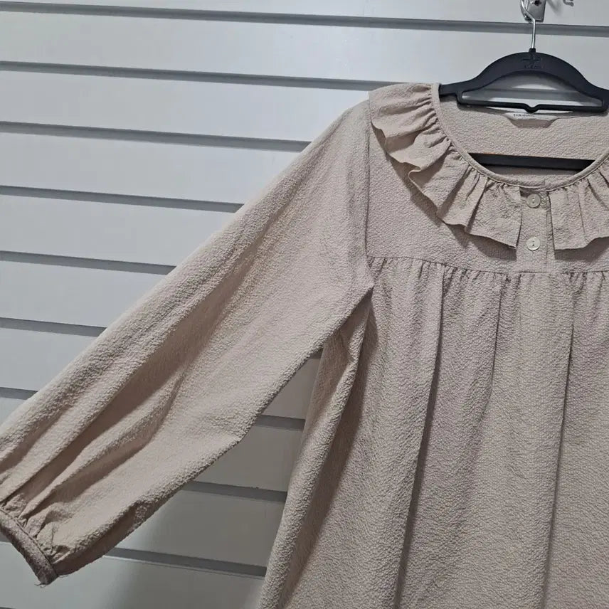 [BUNJANG] Unbranded Beige Ruffle Blouse (Size 77) / 여성 베이지 프릴배색 블라우스/77/옷장꾸미기