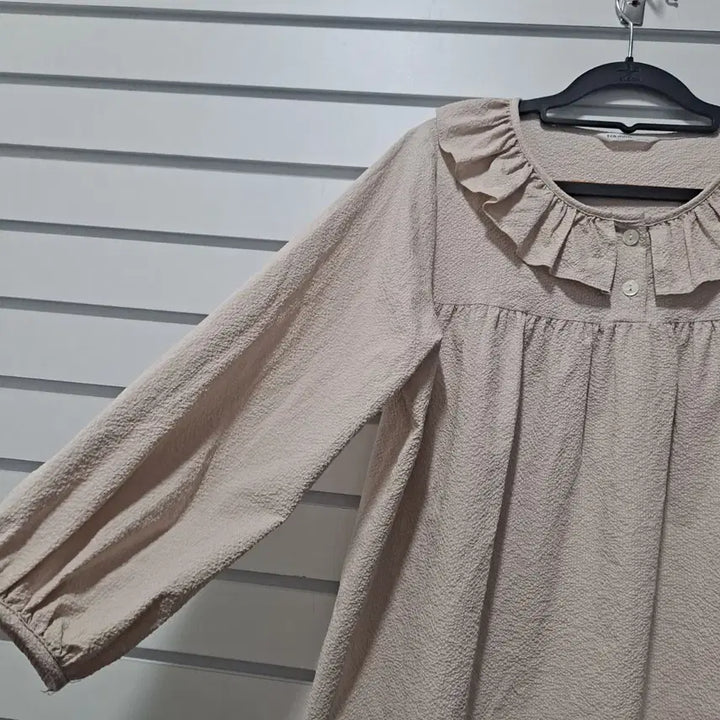 [BUNJANG] Unbranded Beige Ruffle Blouse (Size 77) / 여성 베이지 프릴배색 블라우스/77/옷장꾸미기